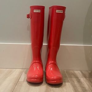 HUNTER boots in bright cheery coral pinky red